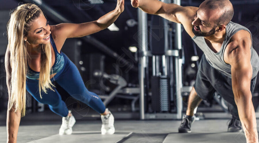 uomo e donna che si allenano
