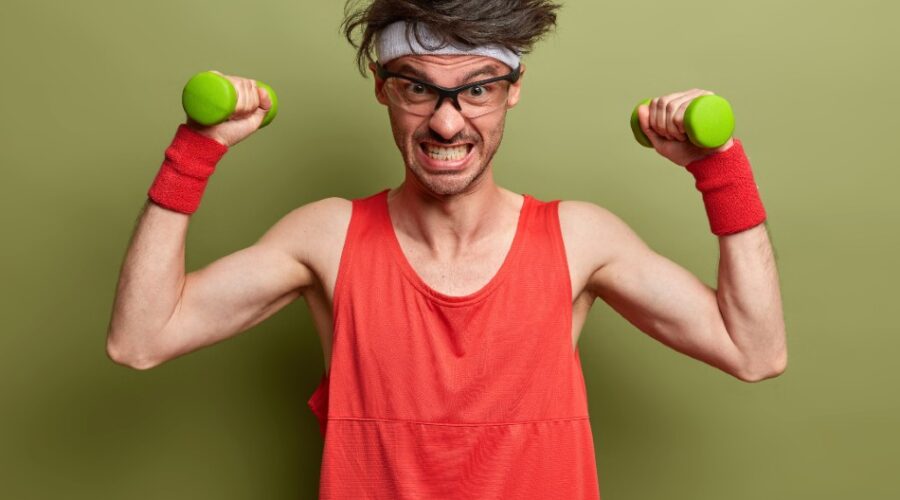 uomo con pesi in mano