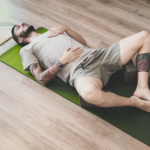 uomo disteso, respirazione