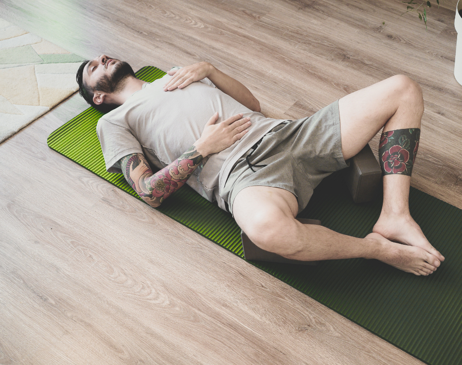 uomo disteso, respirazione